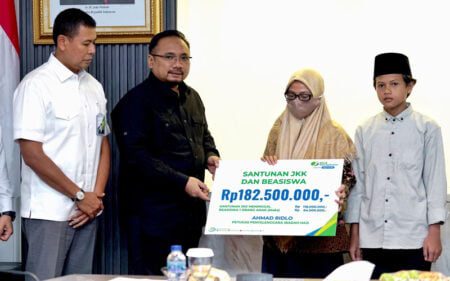 Meninggal Dunia di Tanah Suci, Ahli Waris Petugas Haji Terima Santunan BPJS Ketenagakerjaan Rp183 Juta petugas haji