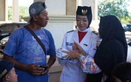 Bikin Haru, Kakek ini Rela Berangkat Subuh Demi Nonton Sang Cucu Jadi Paskibraka kakek