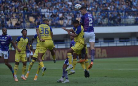 Apes, Persib Gagal Lagi Petik Kemenangan Perdana di Kandang Persib