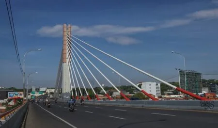 Dramatis! Warga dan Ojol Selamatkan Pria yang Hendak Lompat dari Flyover Pasupati