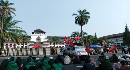 Geruduk Gedung Sate, Api Jabar Desak Ridwan Kamil Hentikan Pembangunan Patung Soekarno