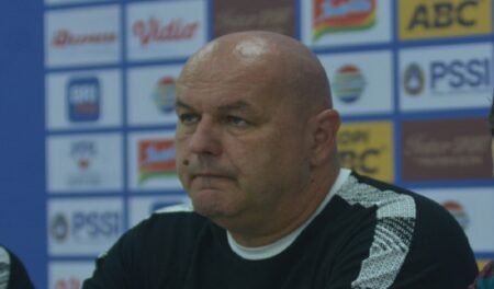 Perdana Menang di Kandang, Pelatih Persib Tak Ingin Anak Asuhnya Over Confindence