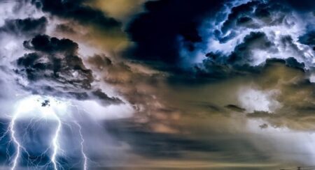 Cuaca Ekstrem Mengancam Indonesia, Simak Prakiraan BMKG 13–16 Oktober