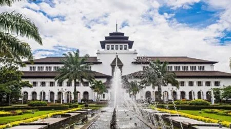 Bosan ke Tempat Nongkrong? 3 Wisata Sejarah Bandung Ini Bikin Liburan Makin Berisi