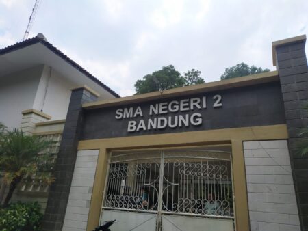 Dua Siswa SMAN 2 Bandung Terpeleset dan jatuh dari Gedung Sekolah Setinggi 2 Meter