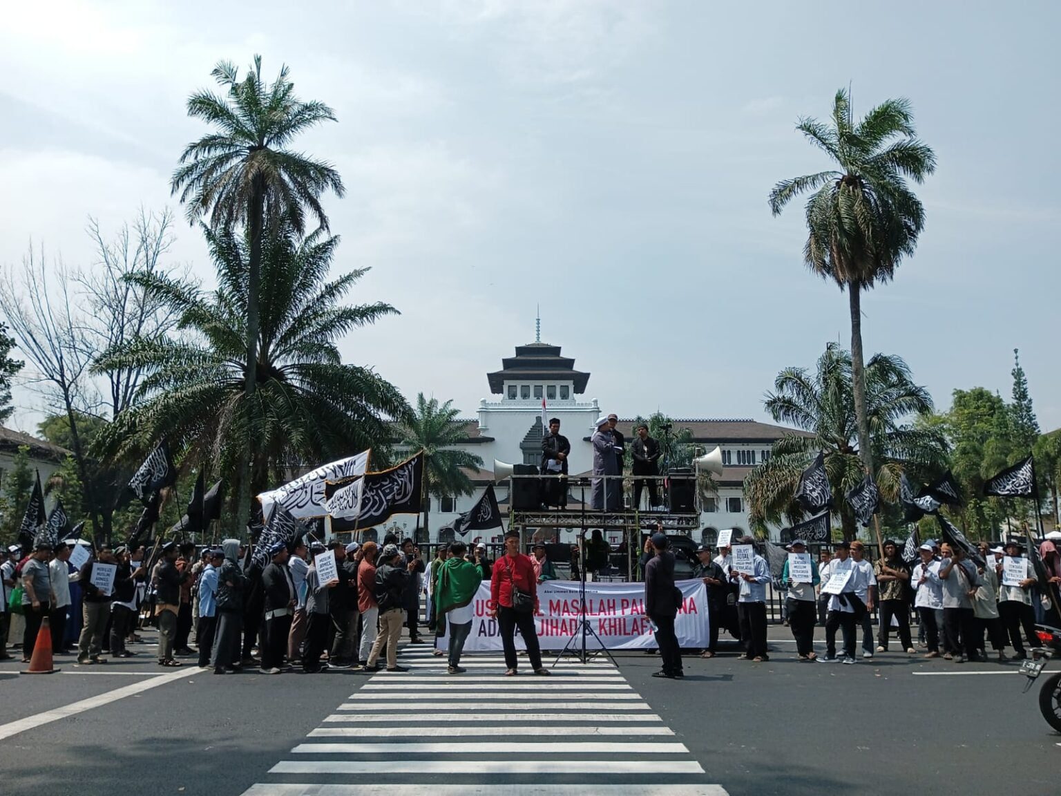 FUTA Jabar Gelar Aksi Bela Palestina di Gedung Sate