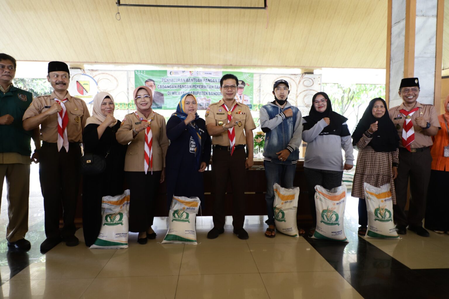 Atasi Kemiskinan Ekstrem, Bupati Bandung Salurkan Bantuan Pangan Tunai Hingga Bantuan Pangan