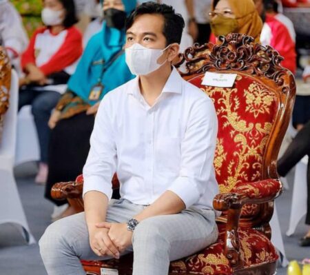 Jelang Pengambilan Nomor Urut Peserta Pilpres 2024, Gibran Masih Terlihat Ngantor di Solo