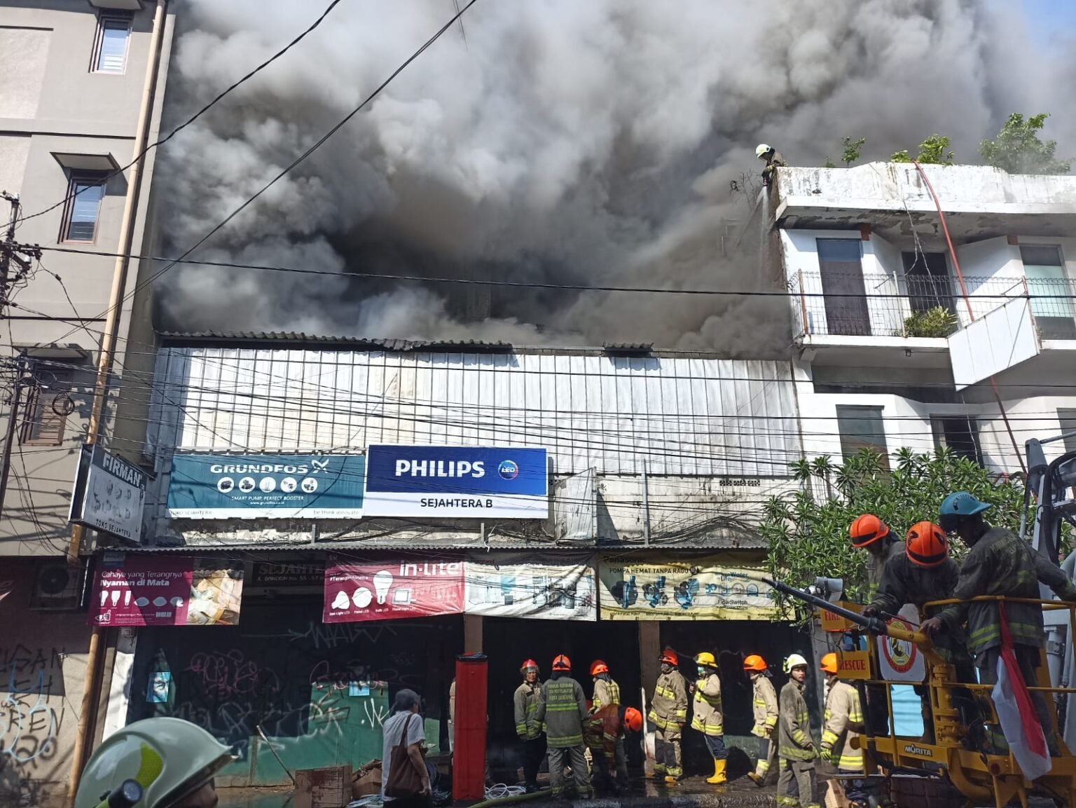 Diduga dari Konslesting Listrik, Ruko Elektronik di Jalan Banceuy Terbakar