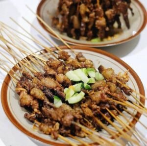 Warga Bandung Pasti Tahu! 5 Sate Legendaris Ini Jadi Surga Pecinta Kuliner Malam