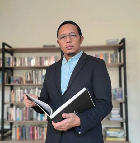 Drama Hasan Nasbi di Istana: Mundur Ditolak Prabowo, Kini Resmi Dicopot Sendiri