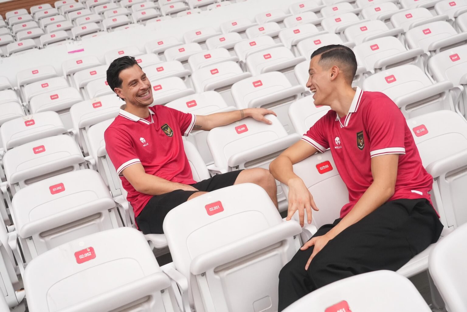 Kunjungi GBK, Jay dan Thom Tak Sabar Merumput Bersama Timnas Indonesia