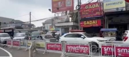 Polisi Urai Kemacetan Nataru di Lembang dengan Sistem Buka Tutup