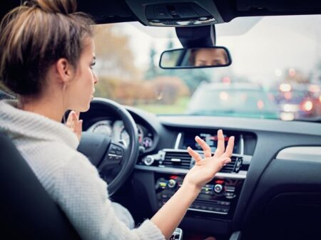 Tips Hilangkan Bosan dan Penat Saat Terjebak Macet