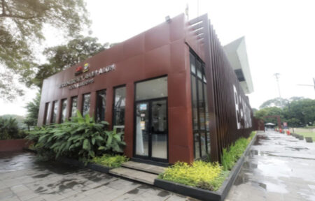 Wargi Bandung Merapat, Rasakan Sensasi Baca Buku di Microlibrary dengan View Masjid Raya