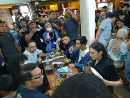 Kunjungi The Hallway Space Bandung, Gibran Asyik Makan Seblak