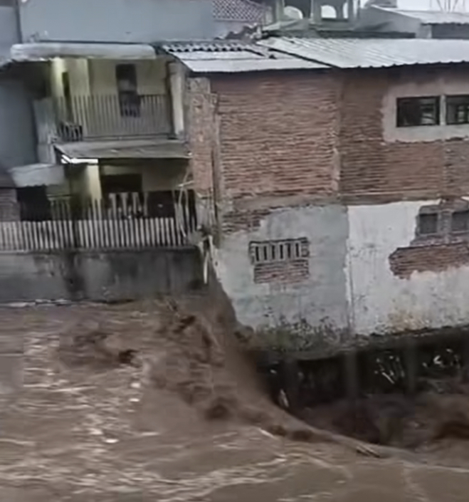 Banjir Bandang, Jalan Braga Ditutup Sementara - Bukamata