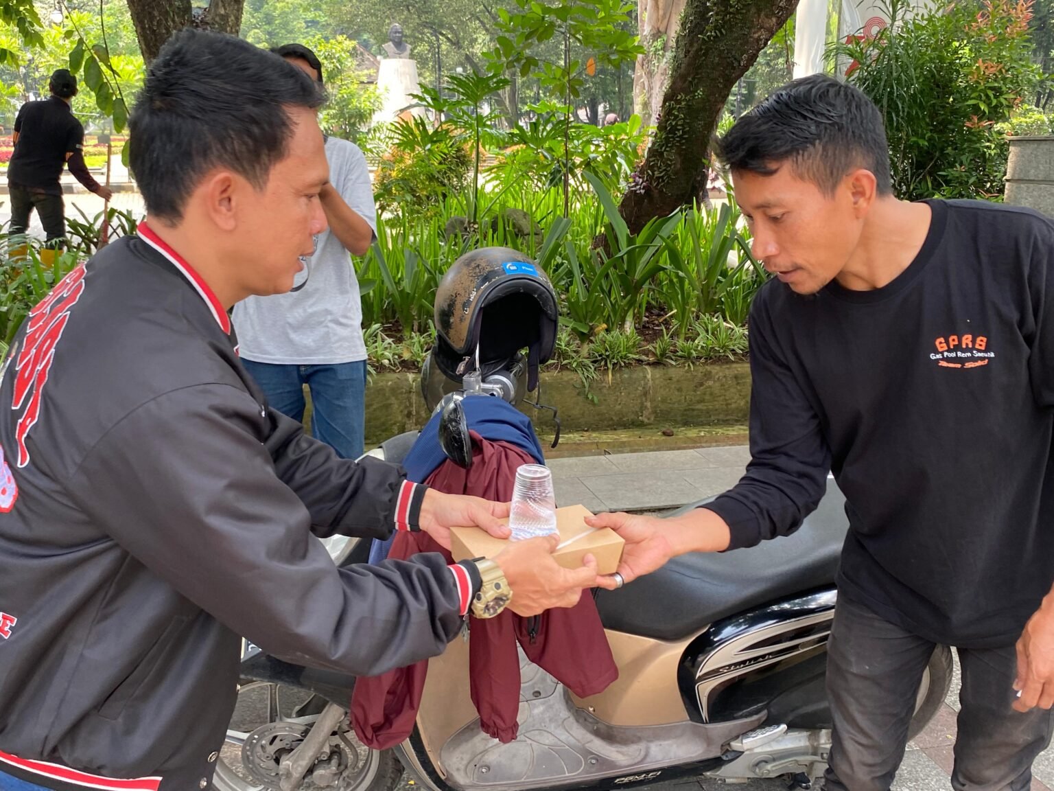 Peringati Hari Pers Nasional, Pewarta Balai Kota Bandung Bagi-bagi Makanan Gratis