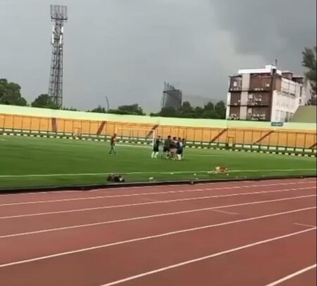 Tersambar Petir Saat Main Bola, Pria Asal Subang Tewas di Stadion Siliwangi