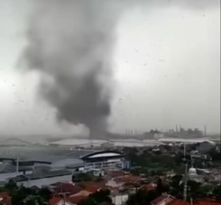 Angin Puting Beliung Terjang Kawasan Rancaekek, Genting Rumah Berhamburan