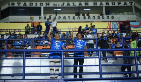 Dua Legenda Persib Ikut Rasakan Atmosfer Kemenangan di Stadion Si Jalak Harupat