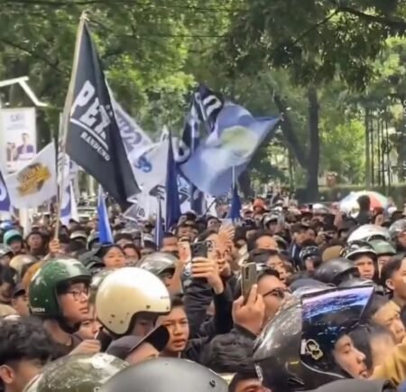 Bobotoh Penuhi Halaman Depan Graha Persib Jelang Pertandingan Kontra Persija