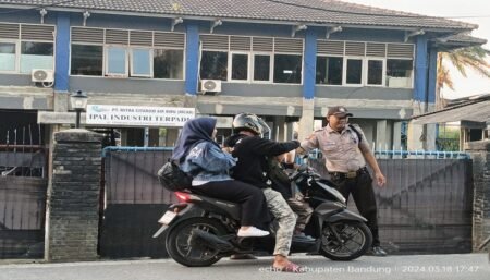 Semarakkan Ramadhan, PT Mitra Citarum Air Biru Berbagi Takjil ke Masyarakat Sekitar