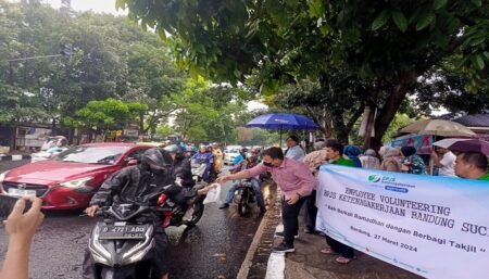 Implementasikan Nilai Budaya, BPJAMSOSTEK Bandung Suci Berbagi Takjil Gratis