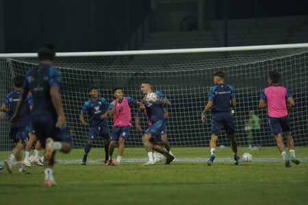 Persib Gelar Latihan Tertutup Malam Ini, Bojan Imbau Bobotoh Tak Datang