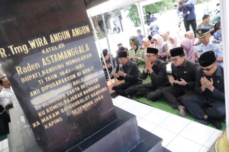 Dadang Supriatna dan Sahrul Gunawan Kompak Ziarah ke Makam Para Mantan Bupati Bandung