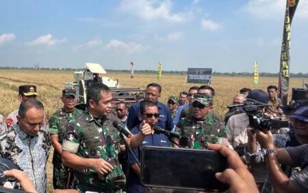 Pangdam III/Siliwangi Dampingi Kasad Panen Raya Padi di Kabupaten Subang