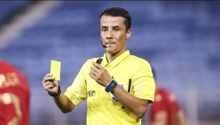 Keras! Coach Justin Tuding Nasrullo Kabirov sebagai Wasit Amplop