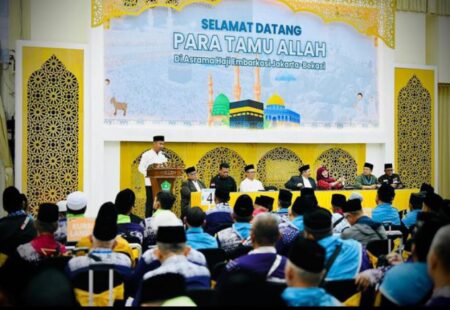 Pj Gubernur Jabar Lepas Keberangkatan Jemaah Haji Kloter Pertama di Embarkasi Jakarta-Bekasi