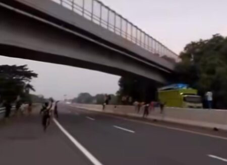 Viral! Gerombolan Bocah Nekat Nyebrang Pembatas Jalan Tol Cirebon, Buru Klakson Telolet