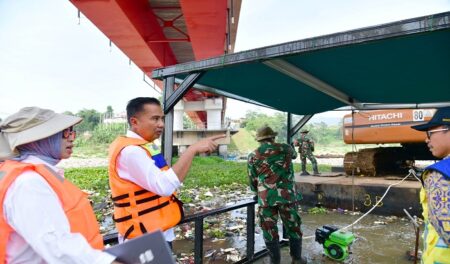Bey Sebut Sampah di Dasar Sungai Penyebab Pembersihan Citarum Butuh Waktu 1,5 Bulan