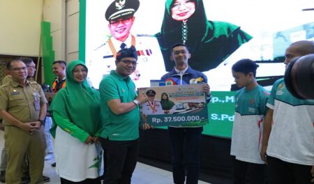 Bupati Bandung Bagikan Bonus Rp1,327 Miliar untuk Pelatih dan Penggiat Fornas VII