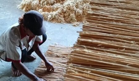 Perajin Tusuk Sate di Sumedang Banjir Pesanan Jelang Iduladha, Meningkat 100 Persen