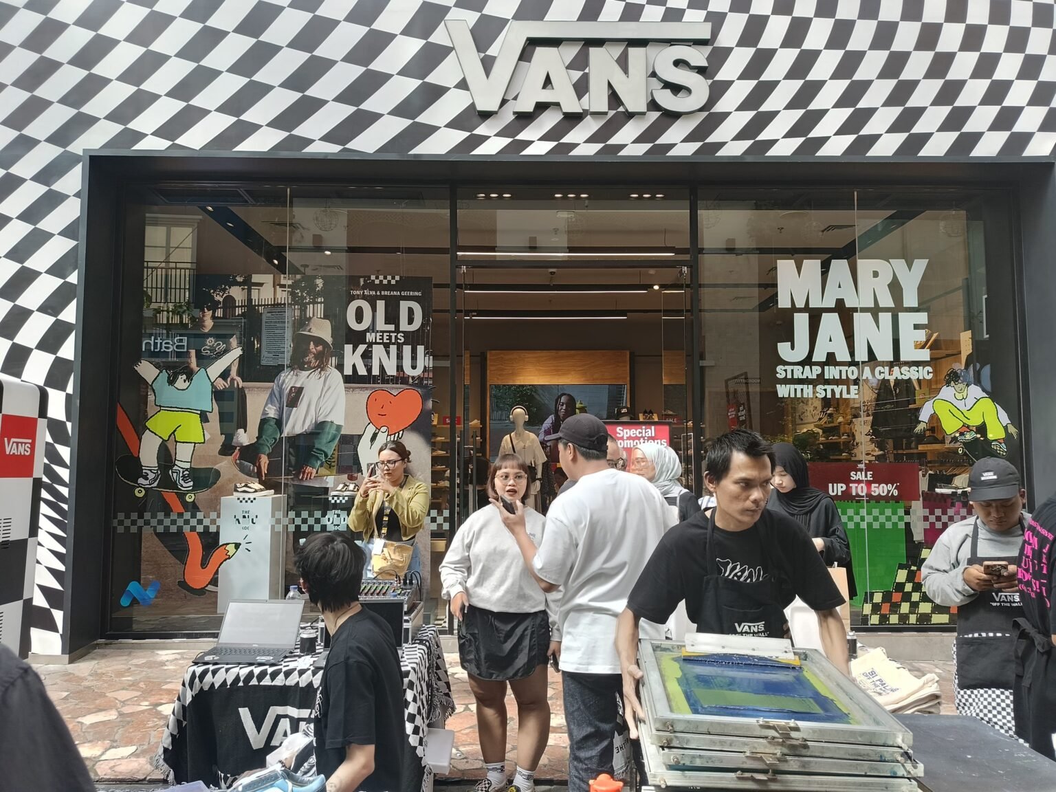 Beragam Promo Menarik dan Creative Workshop Meriahkan Grand Opening Vans Store di PVJ Bandung