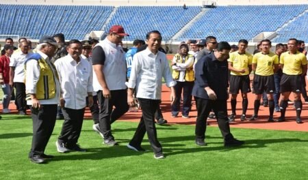 Bey Machmudin Temani Jokowi Nonton Laga Perdana Piala Presiden 2024 di Stadion Si Jalak Harupat