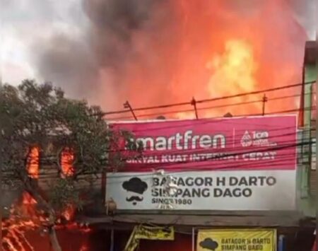 Api Membumbung Tinggi, Kios Pasar Simpang Dago Habis Terbakar