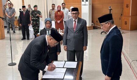 Lantik Budi Raharja Jadi Pj Sekda Kota Cimahi, Ini Pesan Dicky Saromi