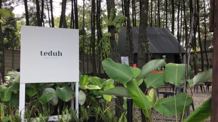 Teduh Coffee, Ngopi Sore di Tengah Pohon Pinus Kota Bandung