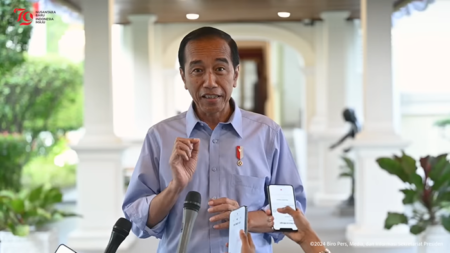 Di Tengah Isu Keretakan, Jokowi Ungkap Alasan Pakai Kemeja Biru Khas Prabowo