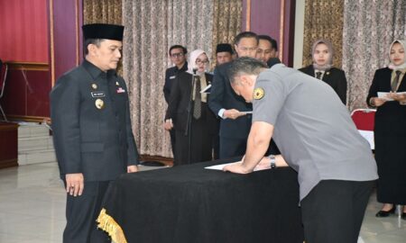 Lantik 52 Pejabat Eselon III dan IV, Dedi Supandi: Layani Masyarakat dengan Sungguh-sungguh