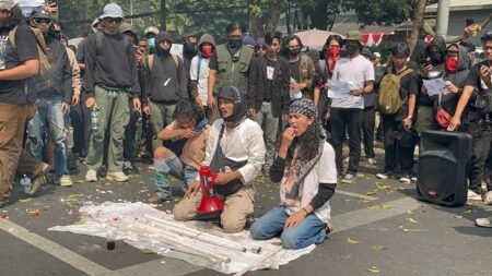 Demo Tolak RUU Pilkada di Gedung DPRD Jabar Diwarnai Aksi Debus