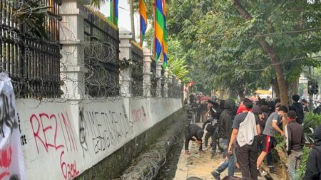 Demo Mahasiswa di Bandung Memanas, Massa Aksi Coba Terobos Kawat Berduri