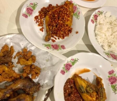 Merapat! Ayam Sari Rasa Bandung Surganya Pecinta Pedas