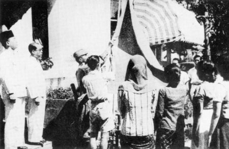 Tiga Tokoh Pengibar Bendera Merah Putih Pertama Kali, Siapa Saja Mereka?