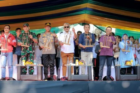 Pj Gubernur Jabar Apresiasi Pawai Kendaraan Hias dalam Merayakan Hari Jadi ke-214 Kota Bandung