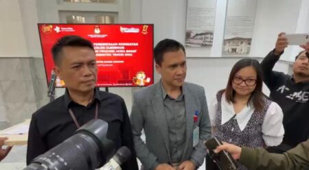 (kiri) Ketua Divisi Teknis Penyelenggaraan KPU Jabar, Adie Saputro. Foto: Ist.